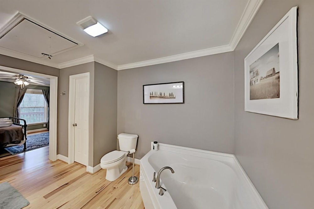 Secluded Escape Near Downtown & Biltmore Fun home Image 12